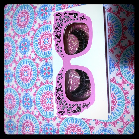 Eyelashes - Picture 1 of 5